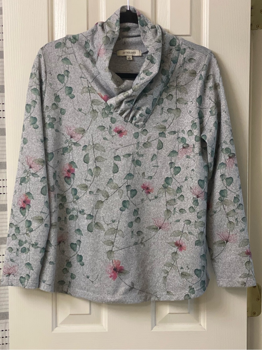 Astrologie Gray Long Sleeve Pink Floral Green Vine Cowl-Neck Pullover Size Small